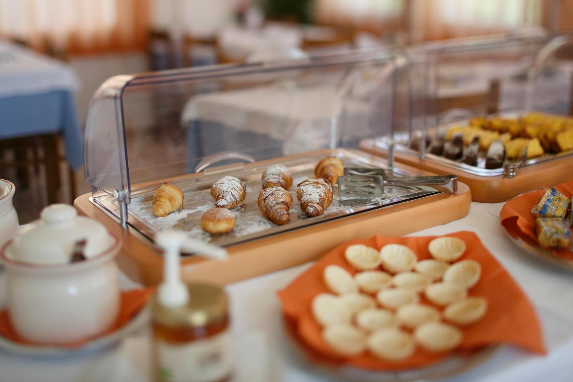 Hotel Continental Фано Екстериор снимка