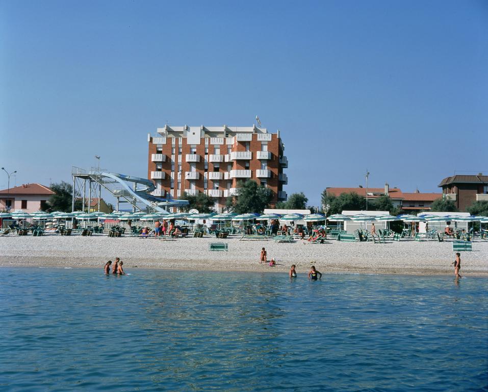 Hotel Continental Фано Екстериор снимка
