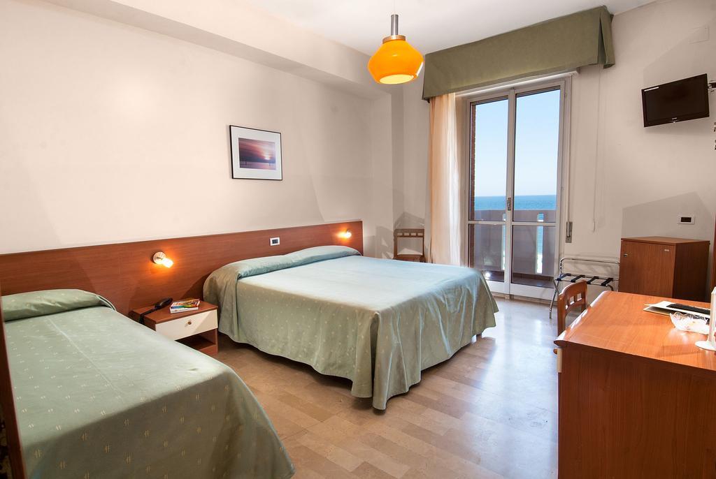 Hotel Continental Фано Екстериор снимка